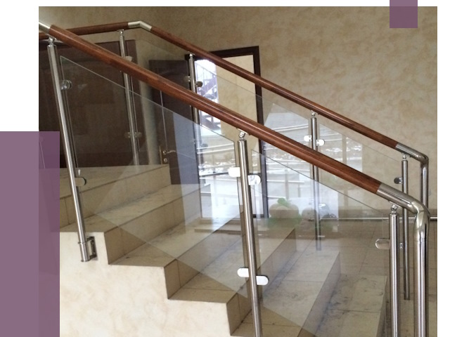 Комбинированные перила из металла и дерева в Белорецке